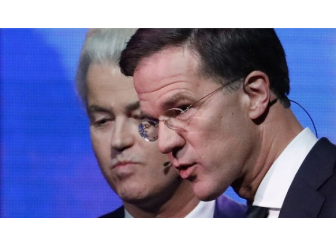 Mark Rutte (in primo piano) e Geert Wilders (sullo sfondo) Mark Rutte (in primo piano) e Geert Wilders (sullo sfondo)